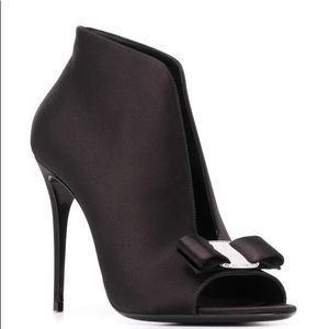 NEVER WORN Vara Bow Stiletto Satin Booties